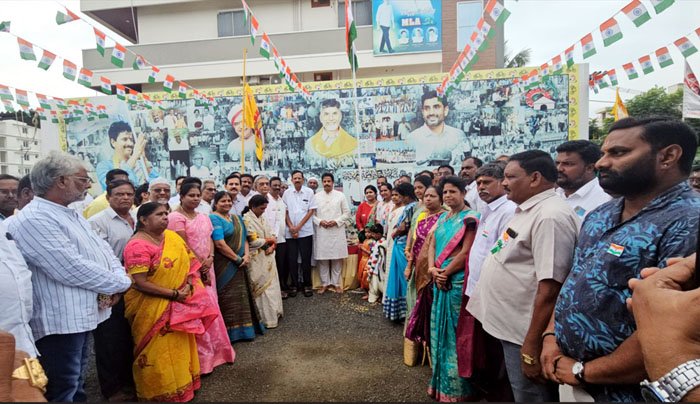 స్వాతంత్ర్య సమరయోధుల త్యాగాలను స్ఫూర్తిగా తీసుకుని అభివృద్ధిలో దేశాన్ని అగ్రస్థానంలో నిలపాలి